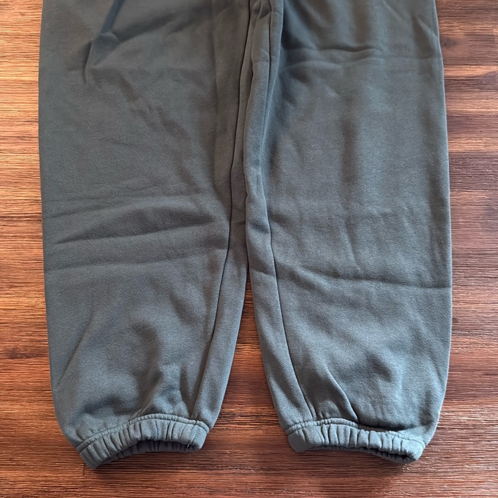 PINK Victoria’s Secret Deep Forest Green Ivy Fleece Campus Sweatpants Medium NWT - Picture 5 of 10